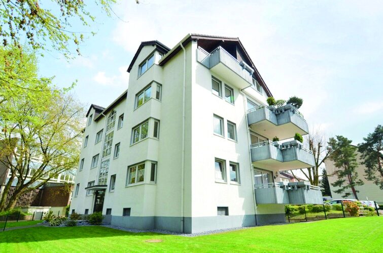 Gepflegtes Wohngebäude mit sauberer, intakter Fassade