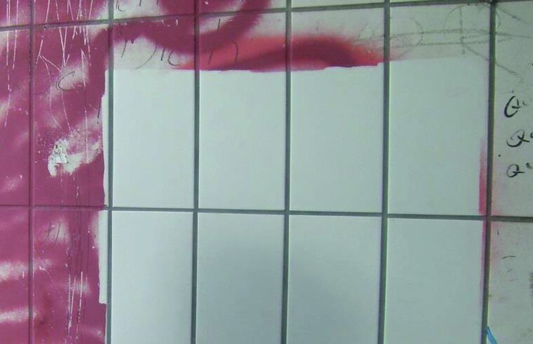 Graffiti-Entfernung auf gefliesten Flächen
