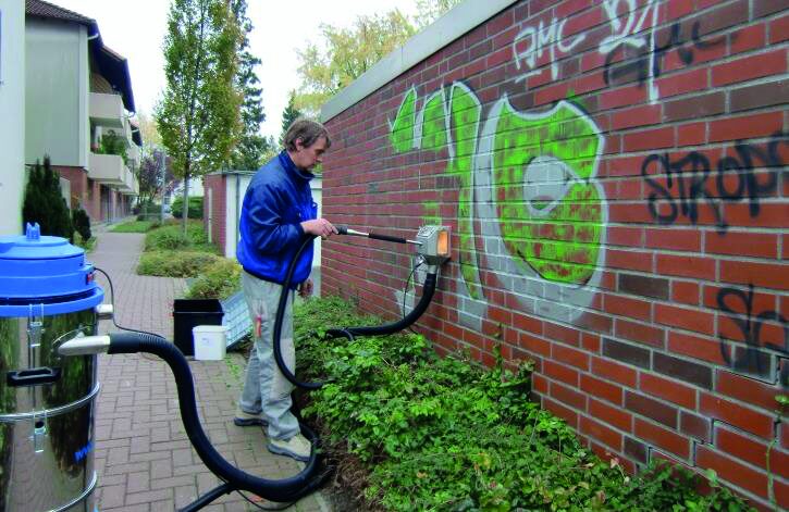 Graffiti-Entfernung an einer Backstein- und Klinkerfassade
