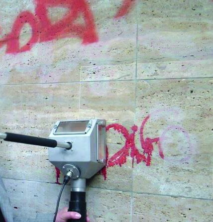 Graffiti-Entfernung an einer Natursteinfassade aus Travertin