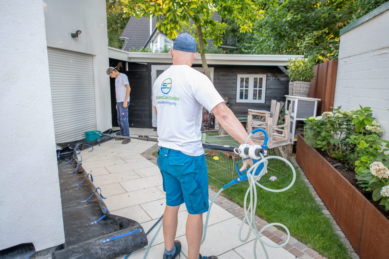 Schonende Reinigung einer veralgten Terrassen- und Gartenfläche mit der Niederdruck-Lanze