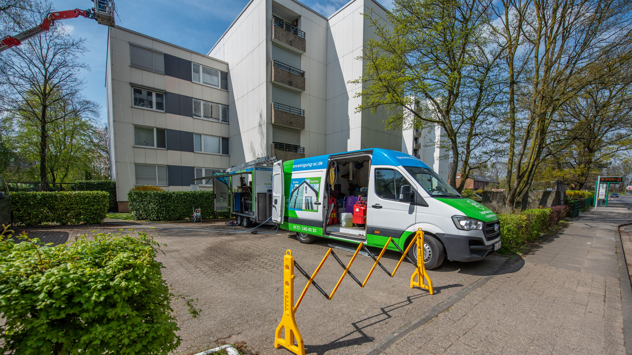 Gereinigtes Mehrfamilienhaus mit heller Putzfassade