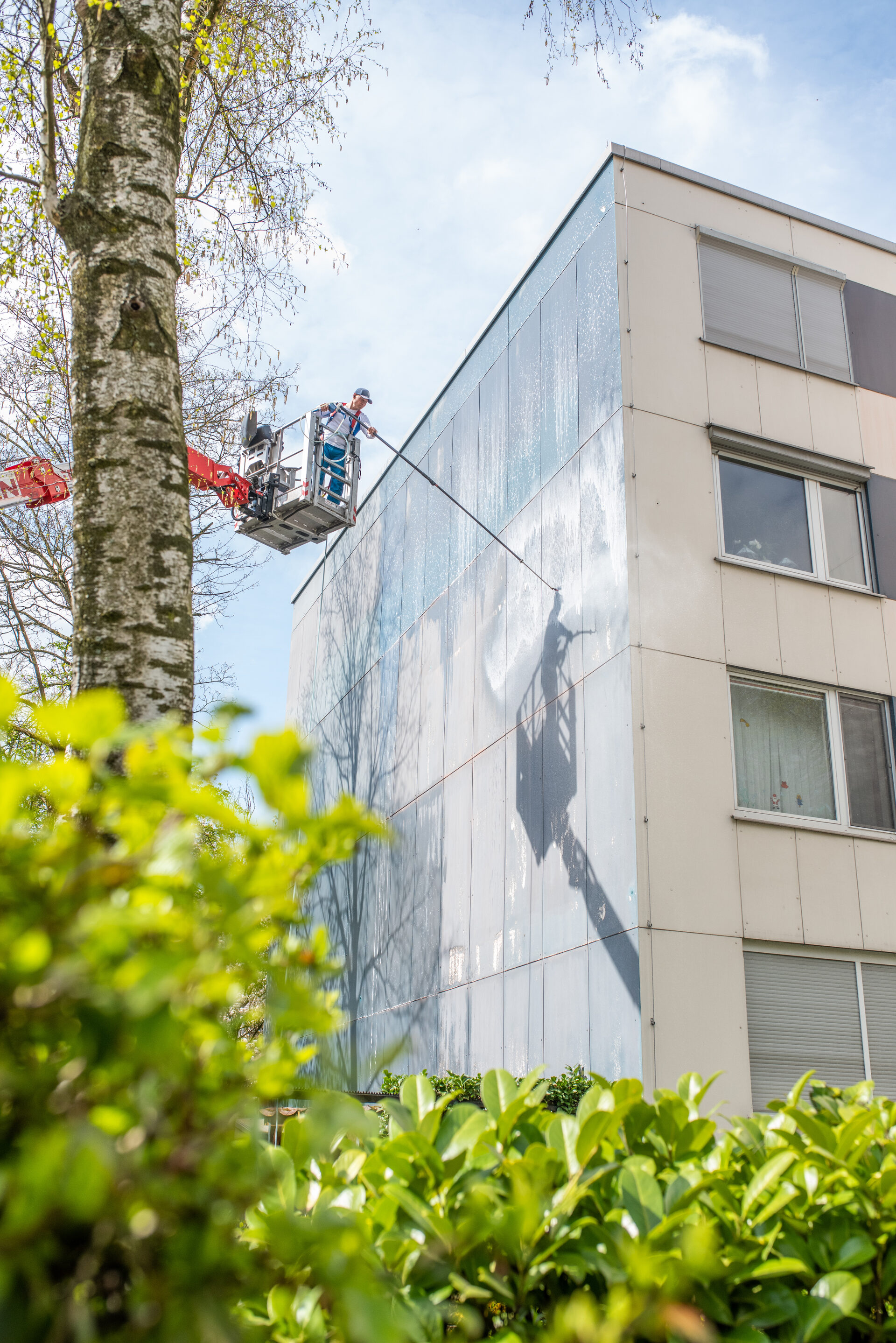 Gereinigte Fassade eines Wohngebäudes