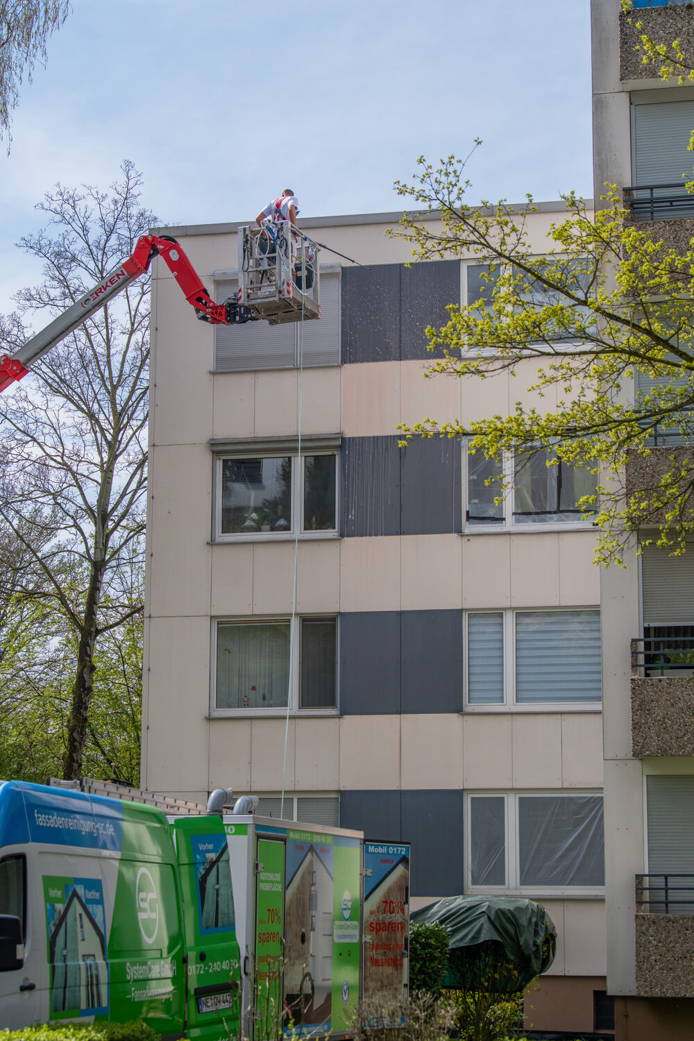 Fassadenreinigung in großer Höhe mit Hubarbeitsbühne