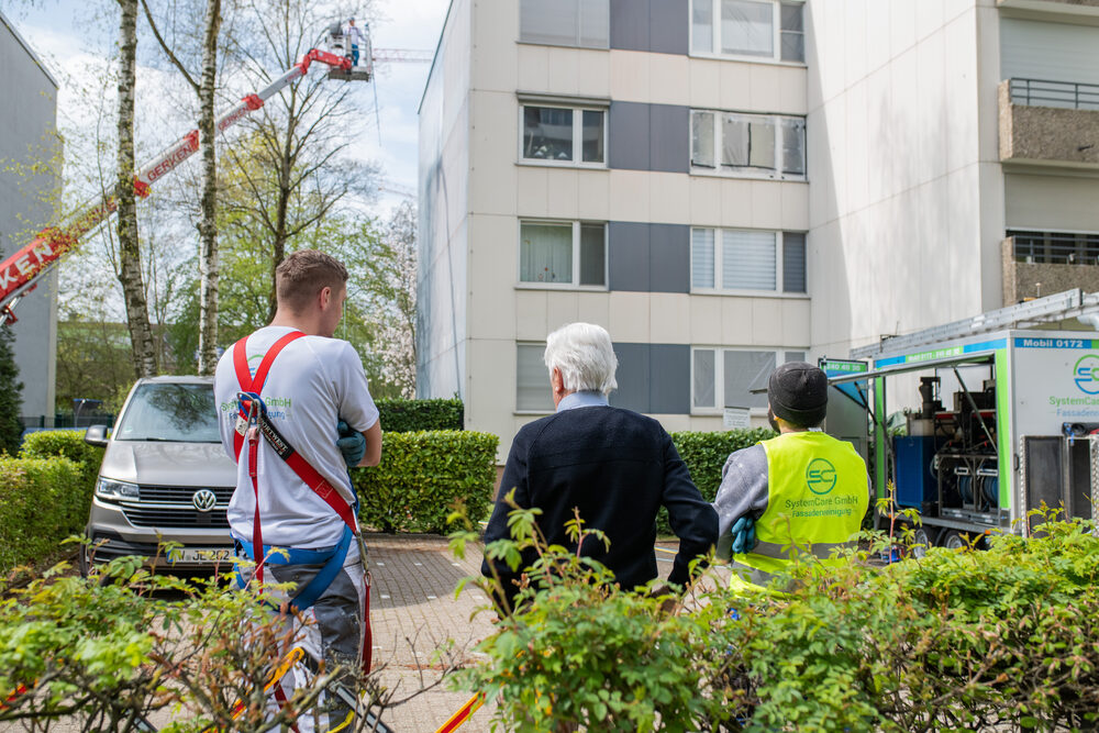 Eigenes Team bei der Fassadenreinigung an einem Wohngebäude