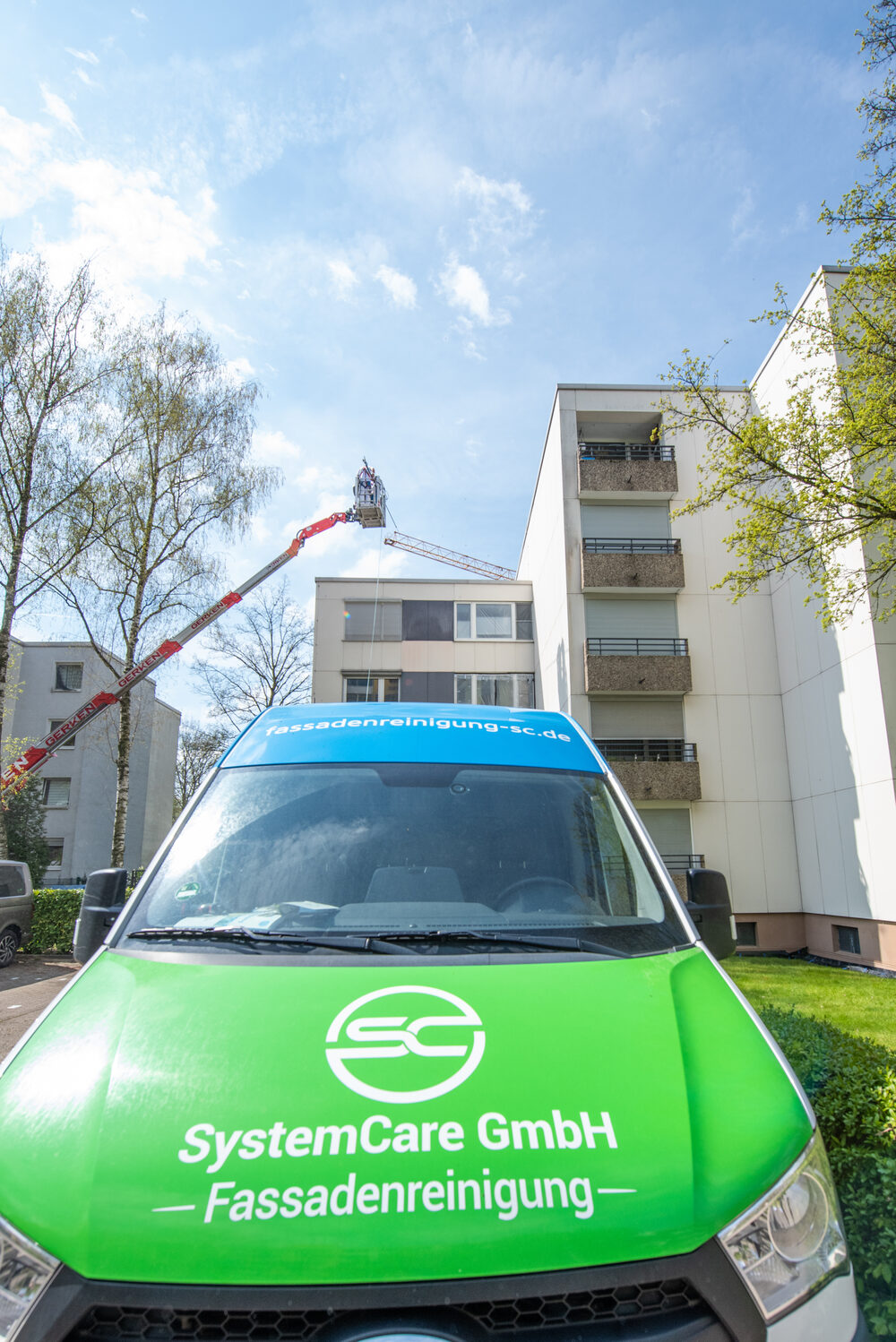 Firmenfahrzeug von SC SystemCare vor einem Wohngebäude