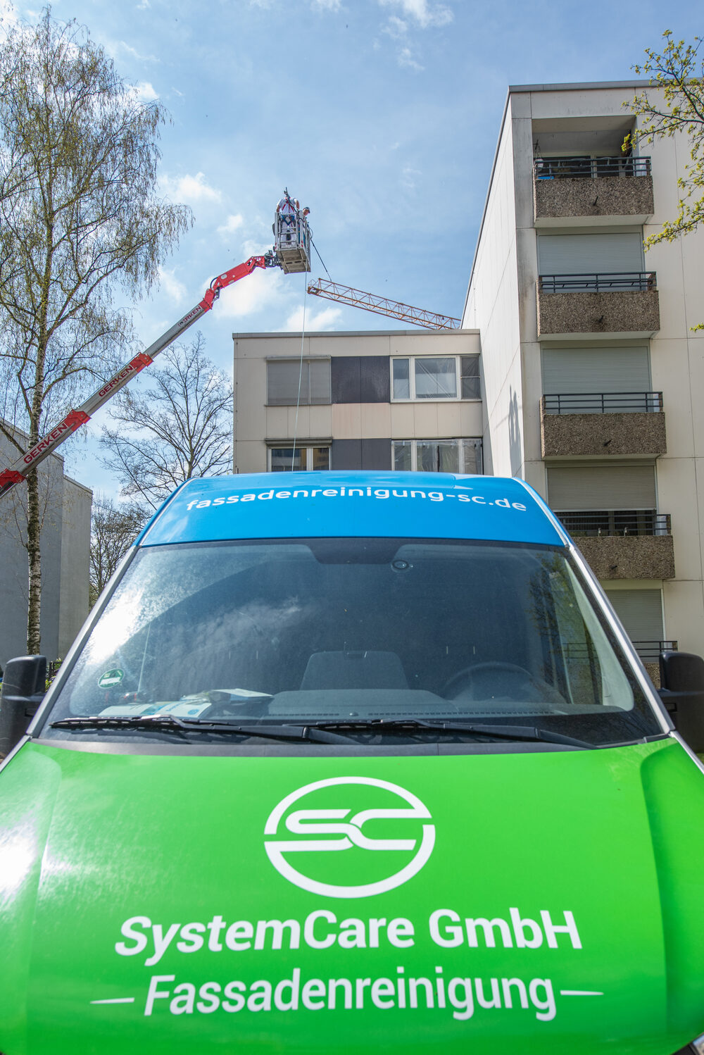 Firmenfahrzeug von SC SystemCare vor einem gereinigten Wohnhaus
