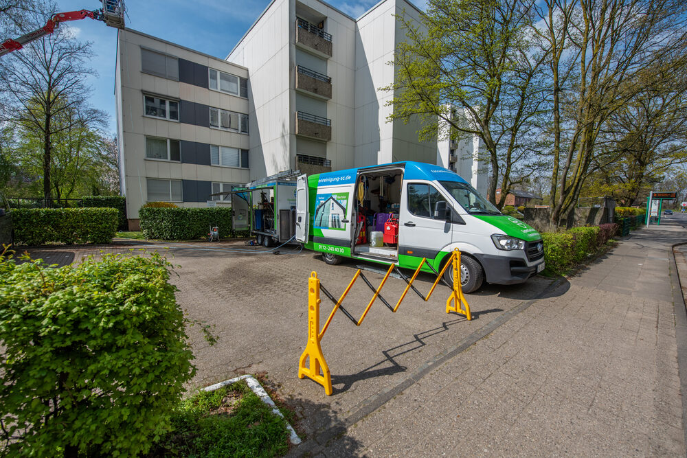 Firmenfahrzeug von SC SystemCare vor einem Wohngebäude