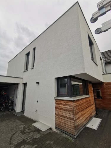 Nachher: WDVS-Dämmputzfassade vor und nach Reinigung