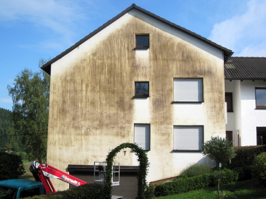 Vorher: Villa Putzfassade vor und nach Reinigung