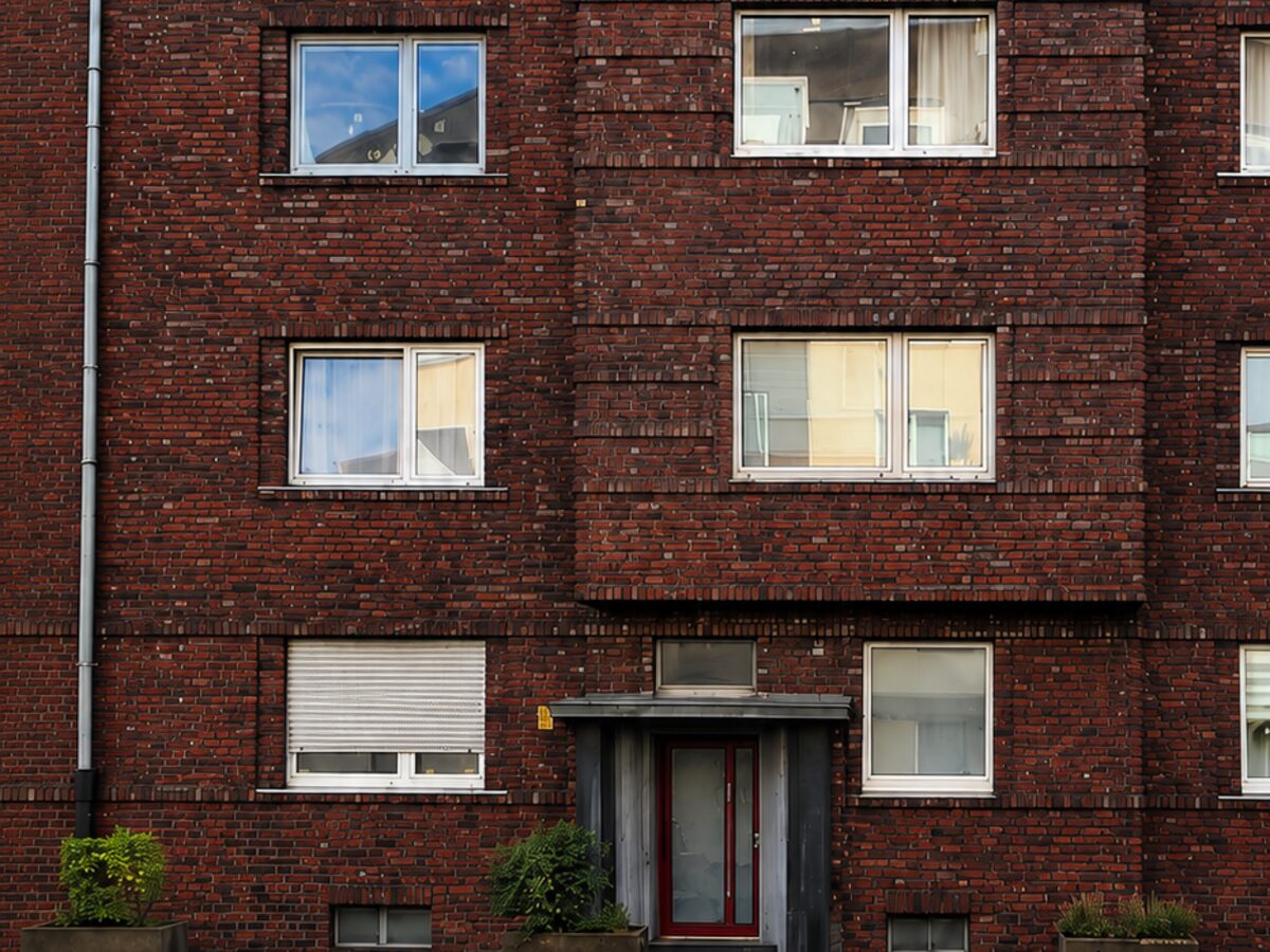 Nachher: Stadthaus mit Klinkerfassade in Düsseldorf vor und nach der Reinigung von 200 m²