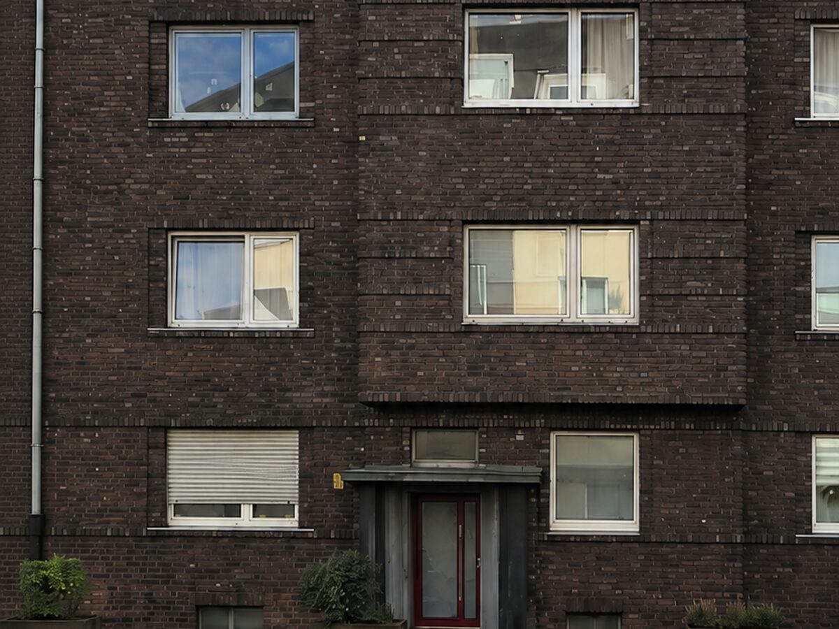 Vorher: Stadthaus mit Klinkerfassade in Düsseldorf vor und nach der Reinigung von 200 m²