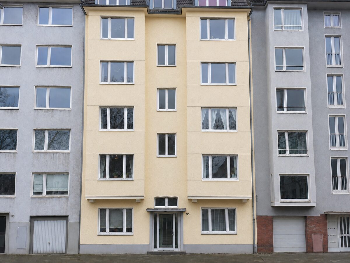 Nachher: Stadthaus mit Rauputzfassade in Düsseldorf vor und nach der Reinigung von 180 m²
