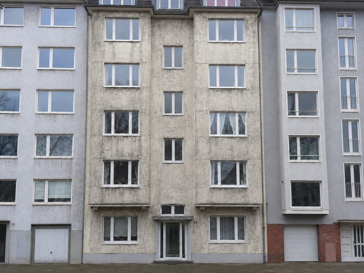 Vorher: Stadthaus mit Rauputzfassade in Düsseldorf vor und nach der Reinigung von 180 m²