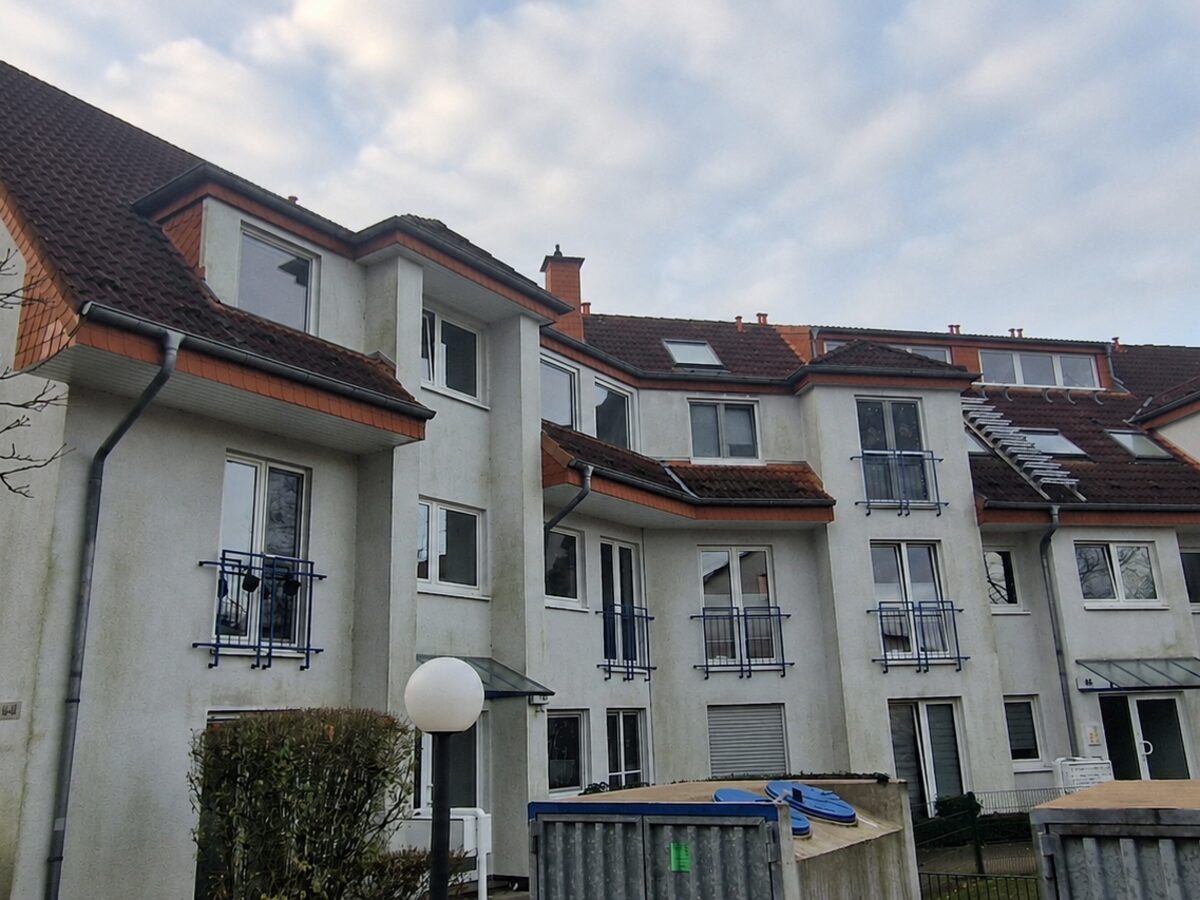Vorher: Wohnanlage mit WDVS-Putzfassade in Kaarst vor und nach der Reinigung von 3.200 m²