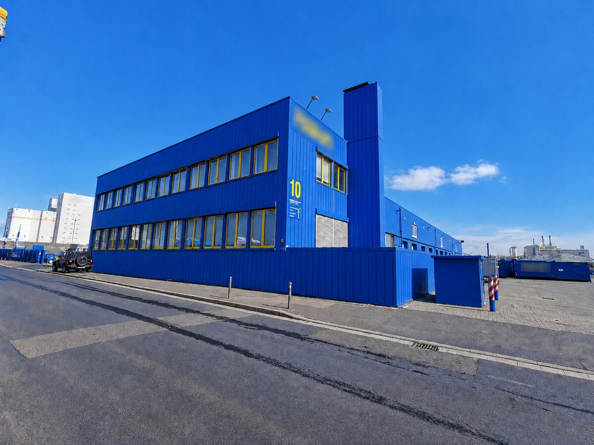 Nachher: Industriehalle mit blauer Metallfassade vor und nach der Reinigung