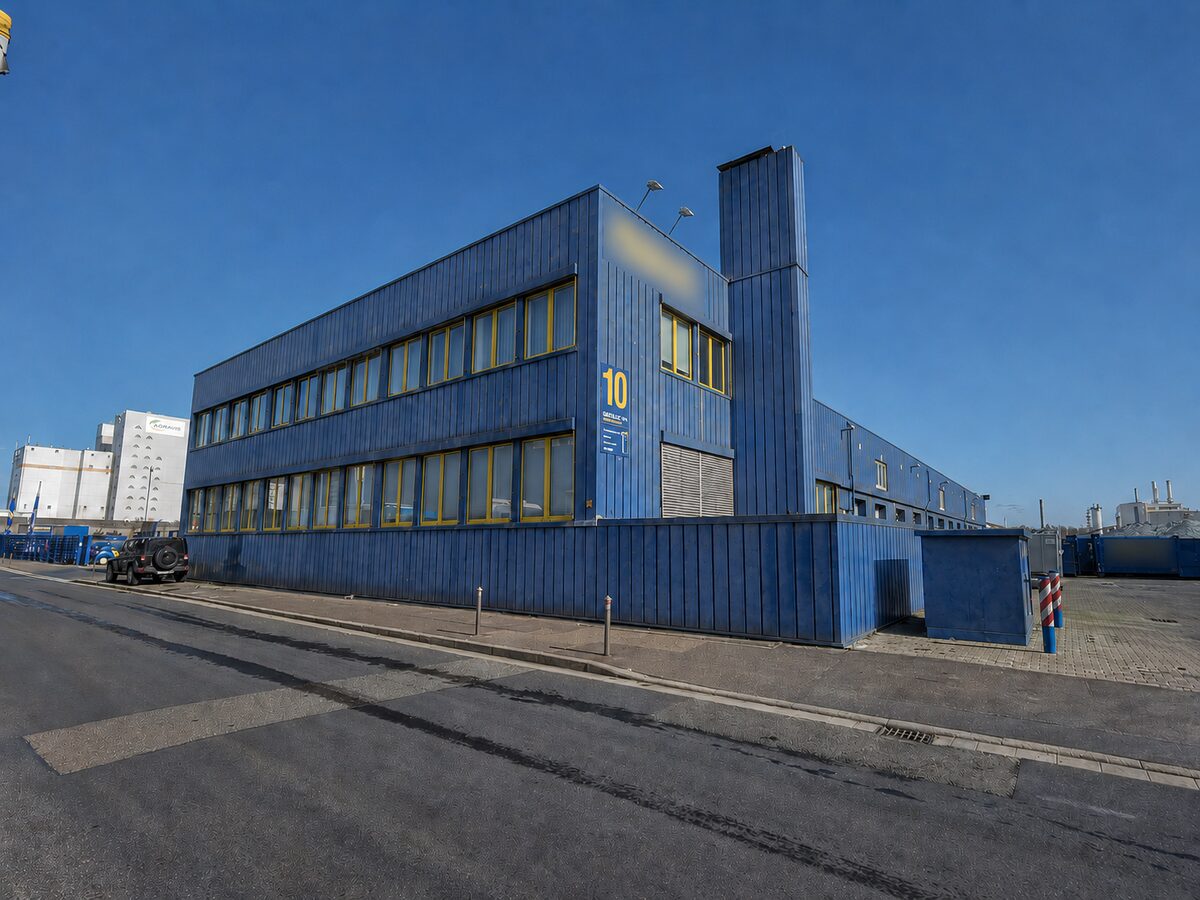 Vorher: Industriehalle mit blauer Metallfassade vor und nach der Reinigung